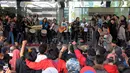 Suasana konser aliran musik punk di kantor KPK berlangsung seru, Jakarta, Jum'at (20/2/2015). Konser yang mereka lakukan sebagai bentuk dukungan kepada KPK (Liputan6.com/Andrian M Tunay)