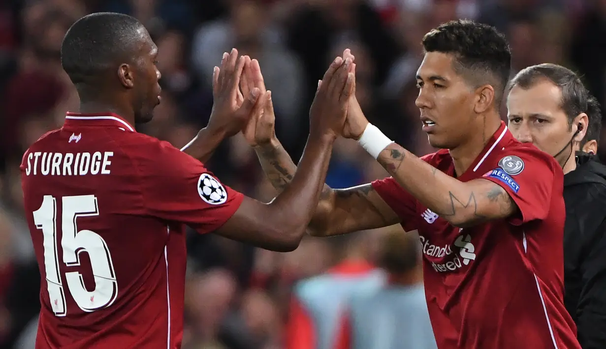 Gelandang Liverpool, Roberto Firmino (kanan) menggantikan Daniel Sturridge saat bertanding dengan Paris Saint-Germain (PSG) di Liga Champions di Anfield, Liverpool, Inggris, Selasa (18/9). Liverpool membungkam PSG 3-2. (Paul ELLIS/AFP)