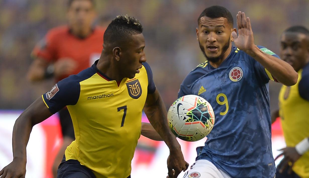 Pemain Ekuador, Pervis Estupinan (kiri) berebut bola dengan pemain Kolombia, Javier Luis Suarez, dalam laga lanjutan kualifikasi Piala Dunia 2022 zona CONMEBOL di Rodrigo Paz Delgado Stadium, Quito, Ekuador, Rabu (18/11/2020) pagi WIB. Ekuador menang 6-1 atas Kolombia. (AFP/Rodrigo Buendia/Pool)