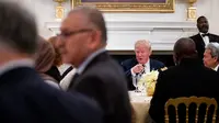 Presiden Amerika Serikat (AS), Donald Trump menggelar acara buka puasa bersama di Gedung Putih, Washington, Rabu (6/6). Dalam acara buka puasa ini, Trump menjamu lebih dari 50 tamu dari kalangan muslim di ruang makan Gedung Putih. (AP/Andrew Harnik)