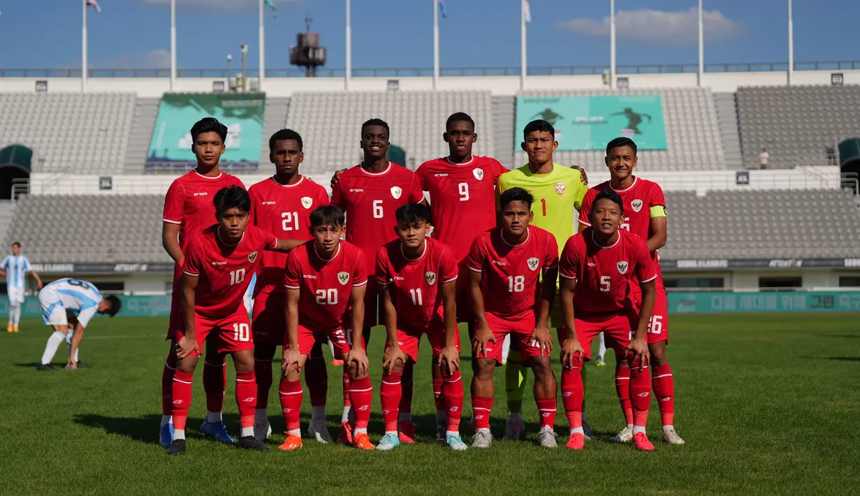 Para pemain starting XI Timnas Indonesia U-19 berfoto bersama jelang menghadapi Argentina U-19 pada laga pertama Turnamen Seoul Earth on Us Cup 2024 di Stadion Mokdong, Seoul, Korea Selatan, Rabu (28/8/2024). (Dok. PSSI)