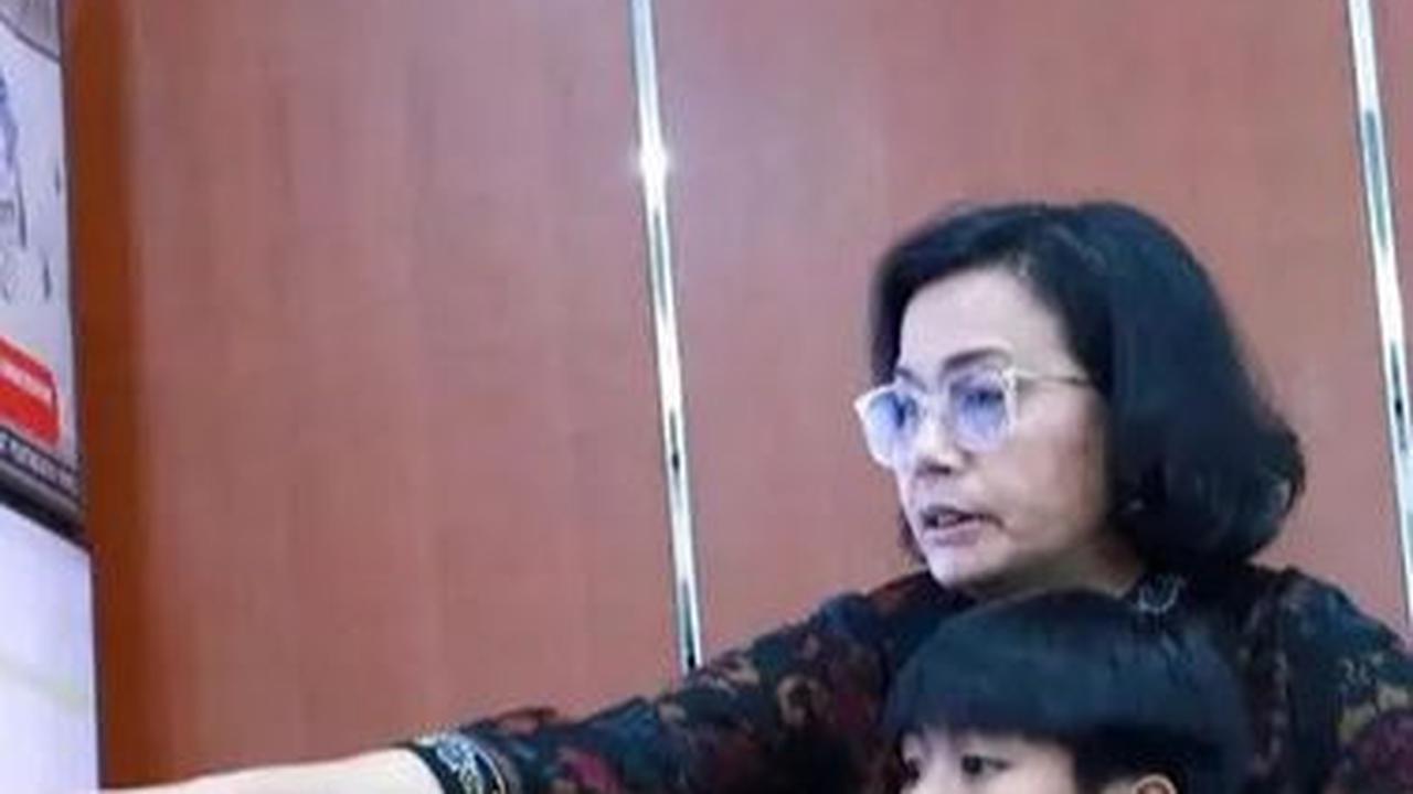 Memperlihatkan Pekerjaan Kepada sang Cucu