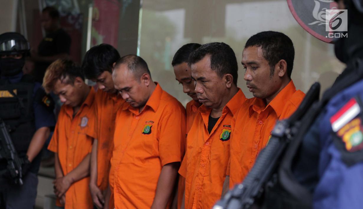 Sejumlah tersangka dihadirkan saat rilis pengungkapan beberapa kasus di Subdit Resmob Polda Metro Jaya, Jakarta, Jumat (19/7/2019). Sebanyak 9 kasus dirilis oleh Subdit Resmob Polda Metro Jaya yang diantaranya curas, jambret, pengganjalan ATM, dan penipuan lewat telepon. (Liputan6.com/Faizal Fanani)