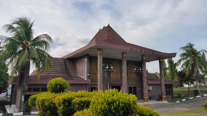 Museum Negeri Sumsel mengelola Rumah Limas dan peninggalan barang-barang bersejarah yang berusia ratusan tahun (Liputan6.com / Nefri Inge)