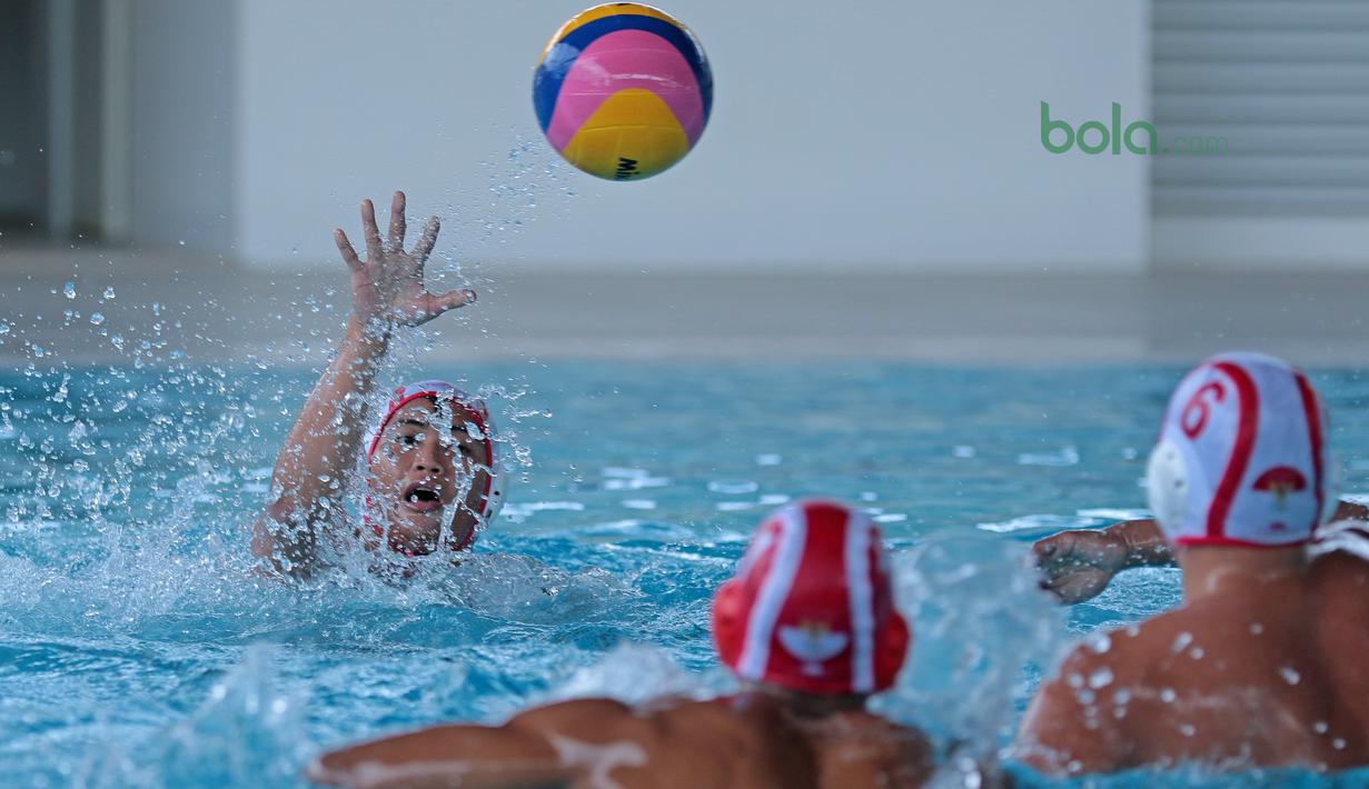 Aksi para atlet Polo Air Putra Indonesia saat mengikuti sesi latihan di Aquatic Center, Senayan, (07/03/2018). Latihan ini meupakan persiapan Asian Games 2018. (Bola.com/Nick Hanoatubun)