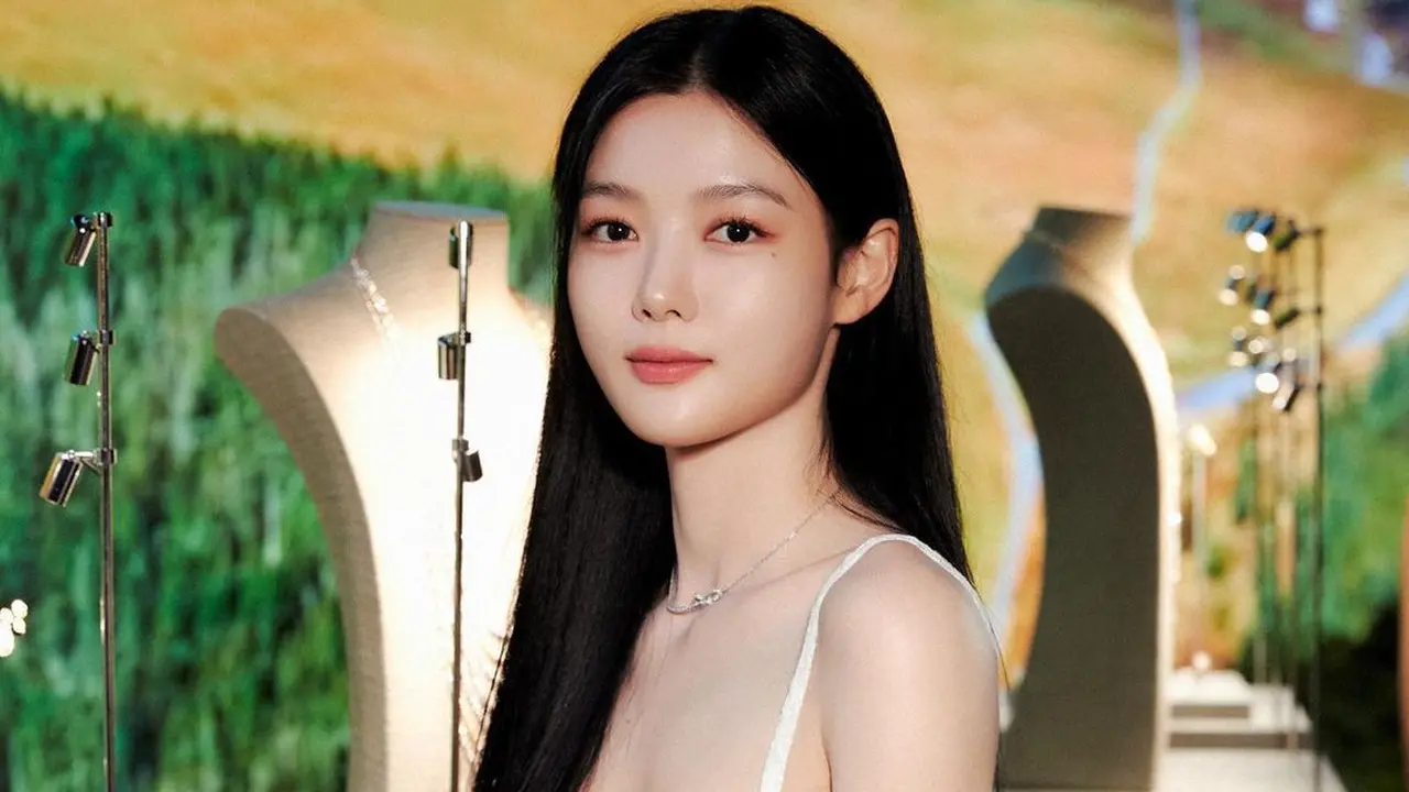 Kim Yoo Jung tuai pujian atas shoulder line yang lurus