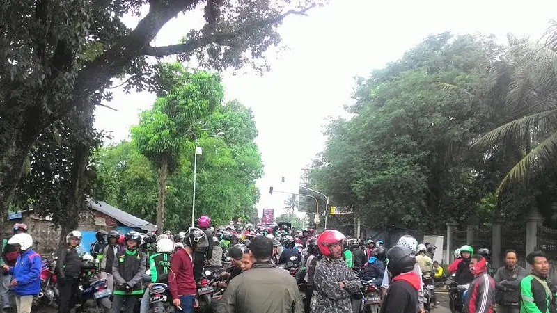 Bentrok sopir angkot dan ojek online di Bogor