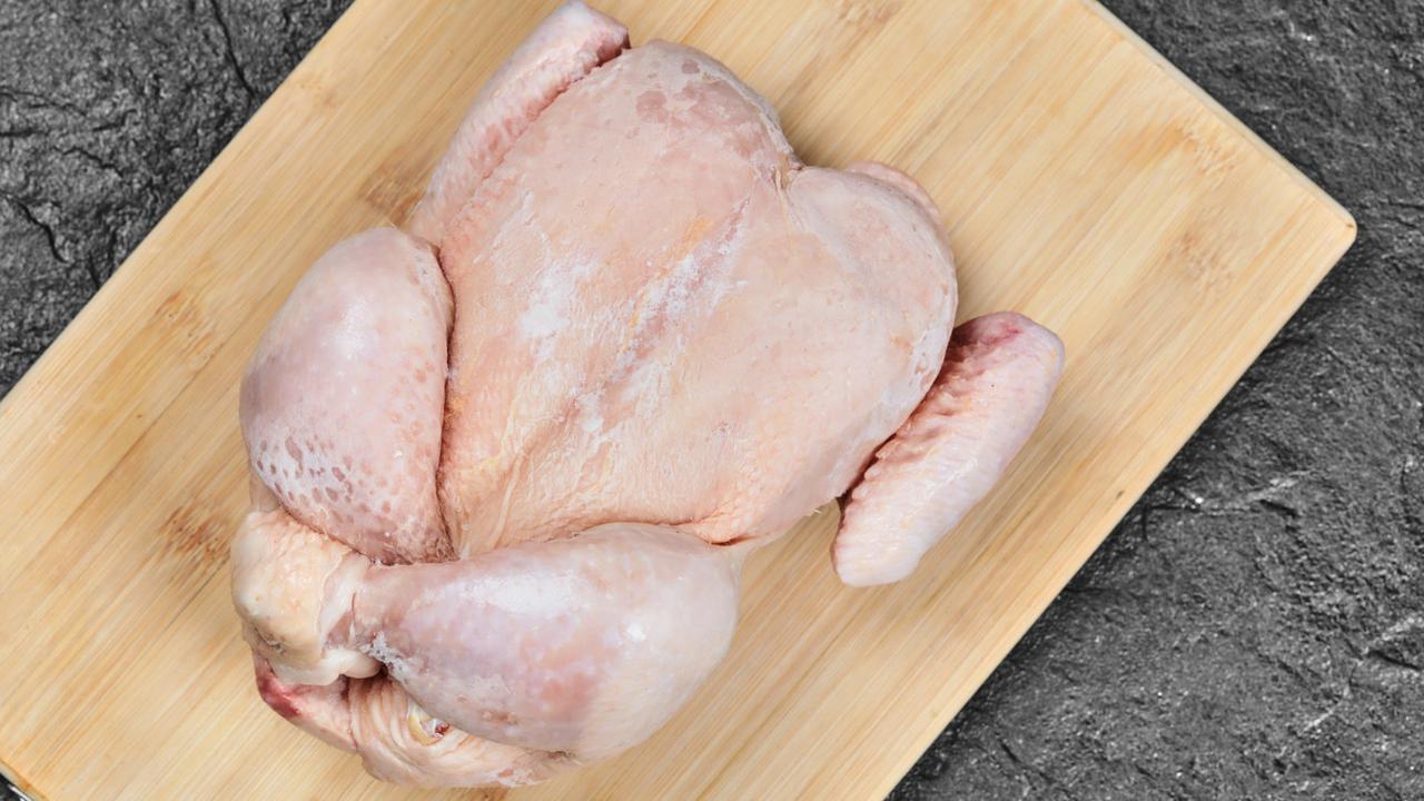 Trik Unik Mengatasi Ayam Beku yang Menempel Hanya Dalam 1 Menit