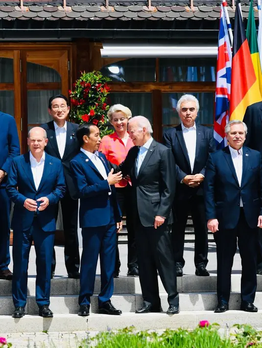 Presiden Joko Widodo atau Jokowi (depan kedua kiri) berbincang dengan Presiden AS Joe Biden saat foto bersama para pemimpin G7 di lokasi KTT G7, Schloss Elmau, Jerman, Senin (27/6/2022). Jokowi selanjutnya melakukan sesi pertemuan G7 yang terdiri dari dua sesi. (Foto: Biro Pers Sekretariat Presiden)