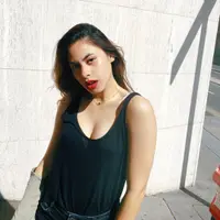 Penampilan Valerie Thomas dengan outfit sportwear. (valerieethomas/instagram)