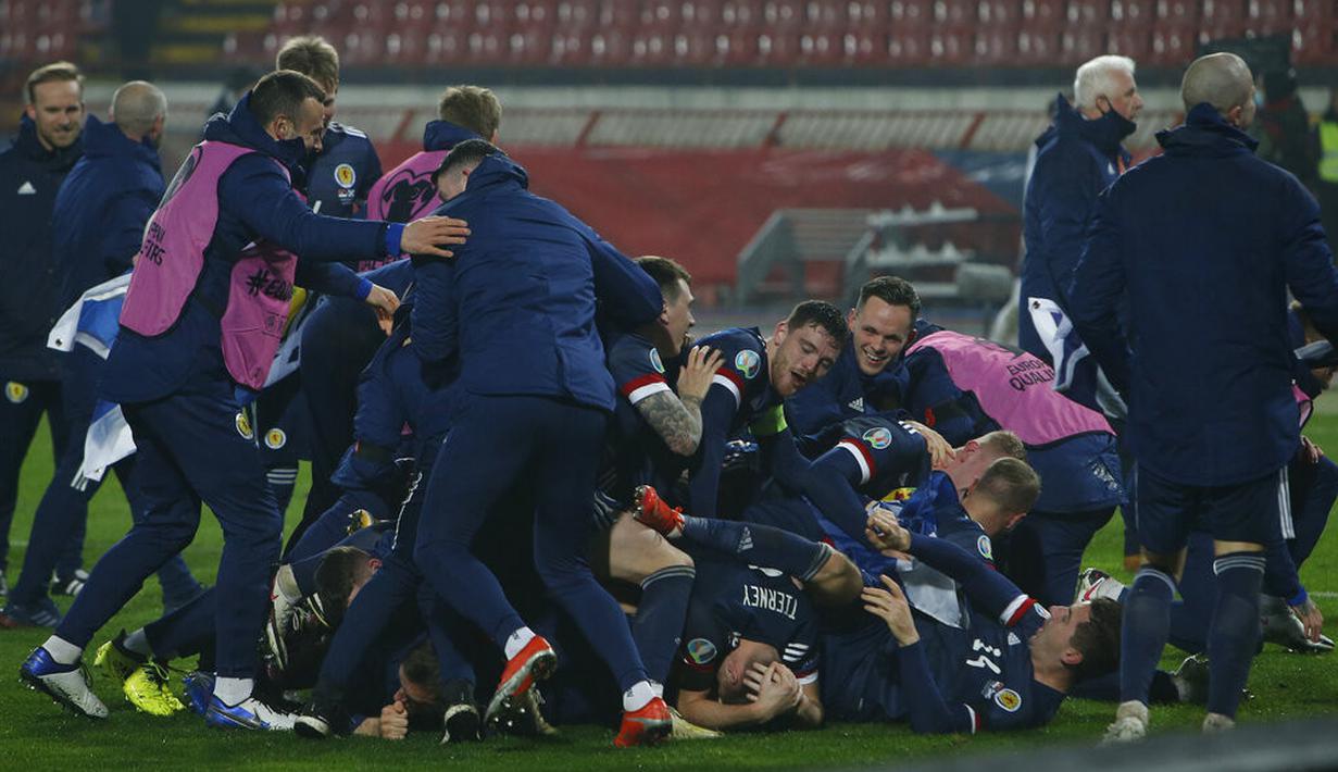 Pemain Skotlandia merayakan kemenangan atas Serbia pada pertandingan playoff Euro 2020 di Stadion Rajko Mitic, Beograd, Serbia, Kamis (12/11/2020). (AP Photo/Darko Vojinovic)