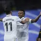 Pemain Real Madrid, Eder Militao (kanan), merayakan gol yang dicetaknya bersama Marco Asensio dalam laga jornada 30 La Liga Spanyol melawan Celta Vigo di Santiago Bernabeu, Minggu (23/4/2023) dini hari WIB. (AP Photo/Manu Fernandez)