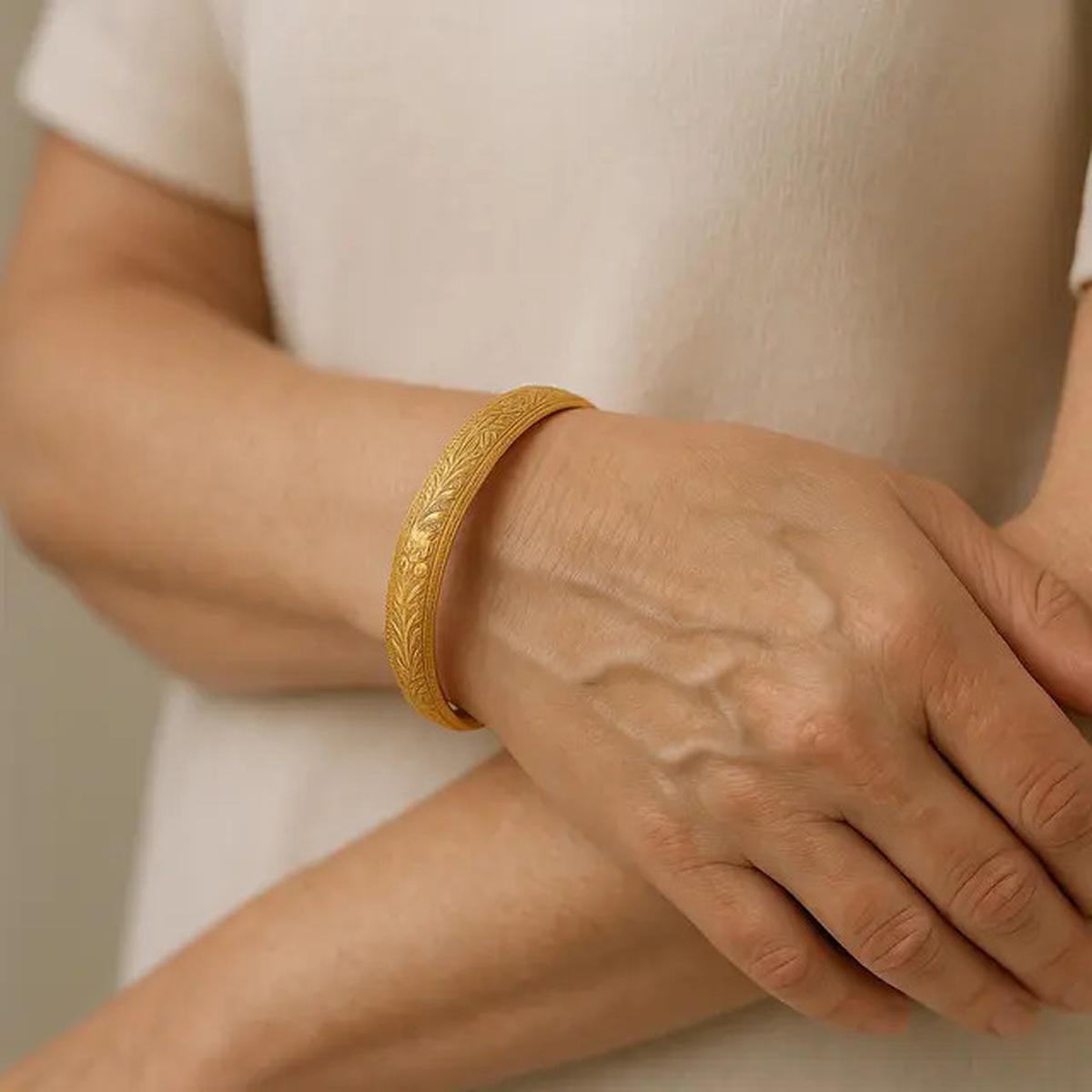6 Model Gelang Emas Bulat Polos Terbaru 2025, Cocok untuk Usia 50 Tahun
