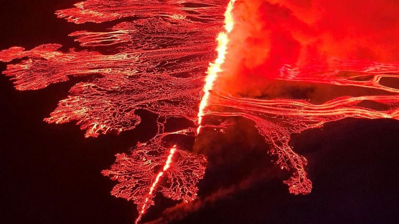 Dari pantauannya mereka menyebut letusan gunung tersebut berada titik baru di pinggiran kota Grindavik, Islandia barat. Foto: HANDOUT / Icelandic Coast Guard / AFP<br>
