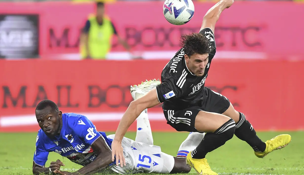 Bek Sampdoria Omar Colley berebut bola dengan penyerang Juventus Dusan Vlahovicu dalam lanjutan pekan ke-2 Liga Italia 2022/2023 di Stadion Luigi Ferraris, Selasa (23/8/2022) dini hari WIB. Juventus hanya bermain 0-0 saat berlaga di kandang Sampdoria. (Tano Pecoraro/LaPresse via AP)