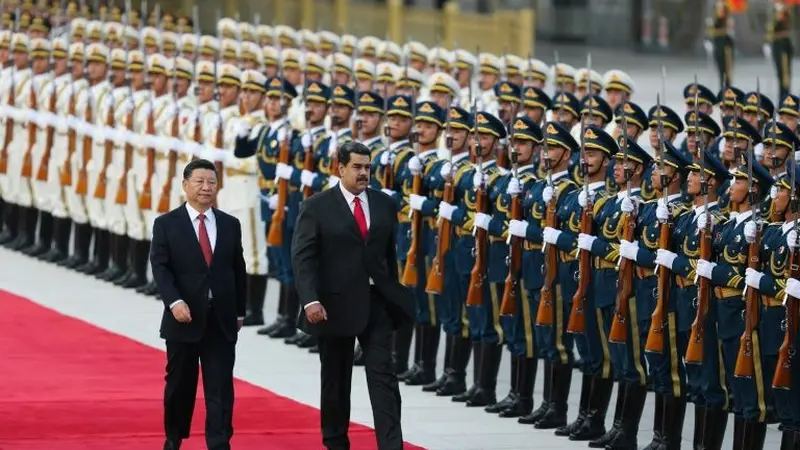 Presiden China Xi Jinping menyambut kedatangan Presiden Venezuela Nicolas Maduro di Beijing (AFP)