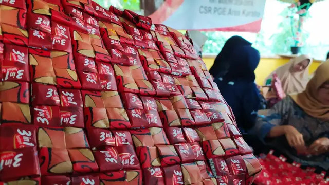 Beberapa produk hasil olahan tangan warga desa Cinta, Garut, Jawa Barat, dari bahan plastik kemasan satchet