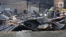 Peristiwa kebakaran itu diduga karena ada orang yang membakar sampah di sekitar lapak pemulung, sehingga merembet ke bangunan semi permanen tersebut. (merdeka.com/Imam Buhori)