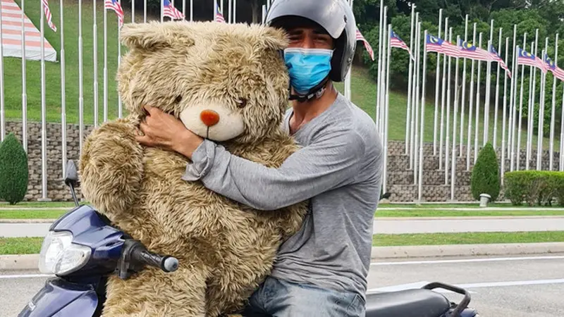 Tak Mampu Beli, Kisah Haru Pria Pungut Boneka di Tempat Sampah Demi Anaknya