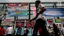 Sejumlah poster bernada menuntut pengangkatan CPNS 2018 untuk honorer K2 menghiasi pagar Gedung MPR/DPR, Jakarta, Senin (23/7). Mereka berdatangan dari seluruh pelosok Indonesia untuk menyuarakan aspirasinya. (Liputan6.com/JohanTallo)
