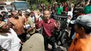 Ketua Paguyuban Becak Motor DIY Parmin (kanan) menjelaskan purwarupa bentor saat melakukan audiensi di DPRD DIY, Jumat (5/8). Dalam audiensinya, pengemudi meminta agar bentor di DIY dilegalkan. (Liputan6.com/Boy Harjanto)