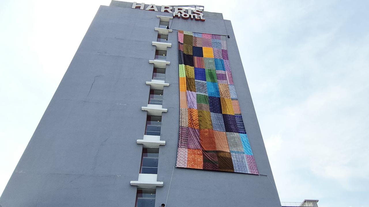 Peringati Hari Batik, Hotel di Solo Bentangkan Kain Batik Terbesar di Fasad
