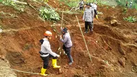 Pencarian puluhan korban hilang tertimbun longsor Ponorogo, tepatnya di Dukuh Tangkil, Desa Banaran, Kecamatan Pulung, Kabupaten Ponorogo, Jatim. (Liputan6.com/Dian Kurniawan)