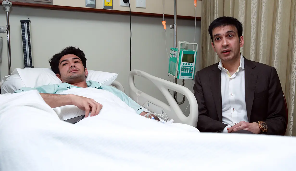 "Saya kira pasti karena kecapekan dan salah makan juga. Soalnya Reza syuting dari bulan Februari ke luar negeri, syuting ke beberapa tempat lainnya. Jadinya kelelahan. Dia tetap maksa untuk syuting, komitmen dia," tutur Manoj. (Deki Prayoga/Bintang.com)