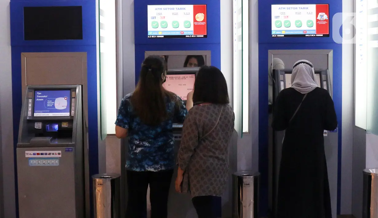 Nasabah melakukan transaksi di gerai ATM, Tangerang, Banten, Kamis (4/11/2021). Bank Indonesia (BI) akan segera meluncurkan sistem pembayaran cepat BI-Fast Payment pada Desember 2021. (Liputan6.com/Angga Yuniar)