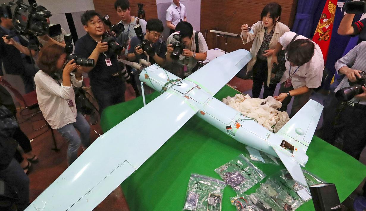 Sebuah pesawat tak berawak atau drone milik Korea Utara saat diperlihatkan di Kementerian Pertahanan Korea Selatan, Seoul, Rabu (21/6). Drone itu ditemukan awal bulan ini di sebuah gunung dekat perbatasan zona demiliterisasi. (Lee Jung-hoon/Yonhap via AP)