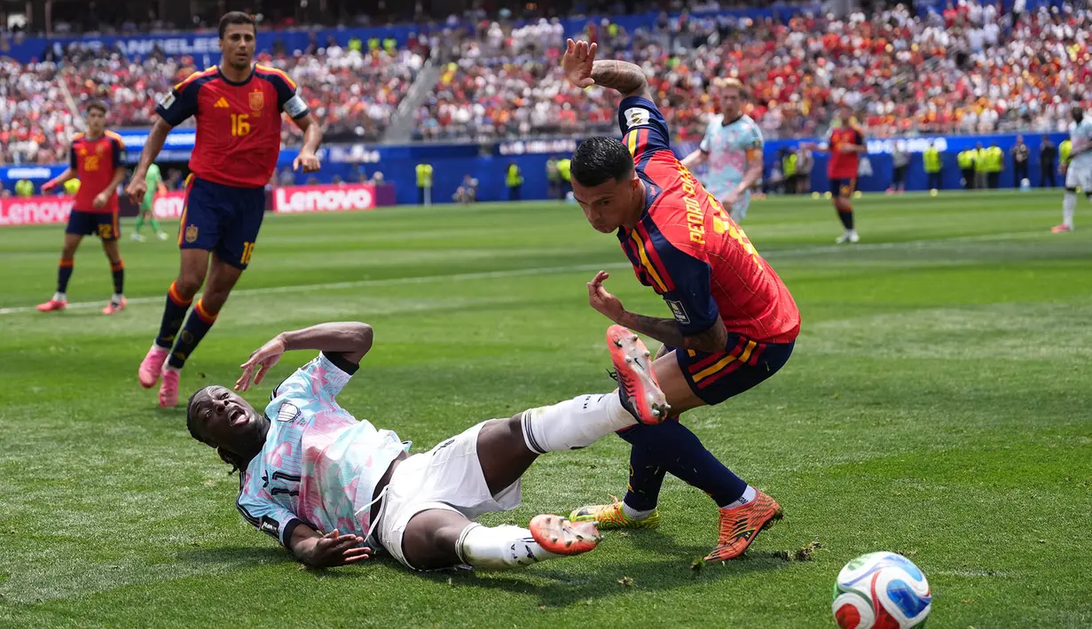 Pemain Belgia Jeremy Doku berebut bola dengan pemain Spanyol Pedro Porro selama pertandingan perempat final Piala Dunia sepak bola antara Spanyol dan Belgia di Inglewood, California, dekat Los Angeles, Jumat, 10 Juli 2026. (AP Photo/ Jae C. Hong)