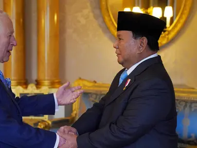 Presiden Republik Indonesia, Prabowo Subianto (kanan) beraudiensi dengan Raja Inggris Charles III di Istana Buckingham, London, pada Kamis 21 November 2024. (Jonathan Brady/POOL/AFP)