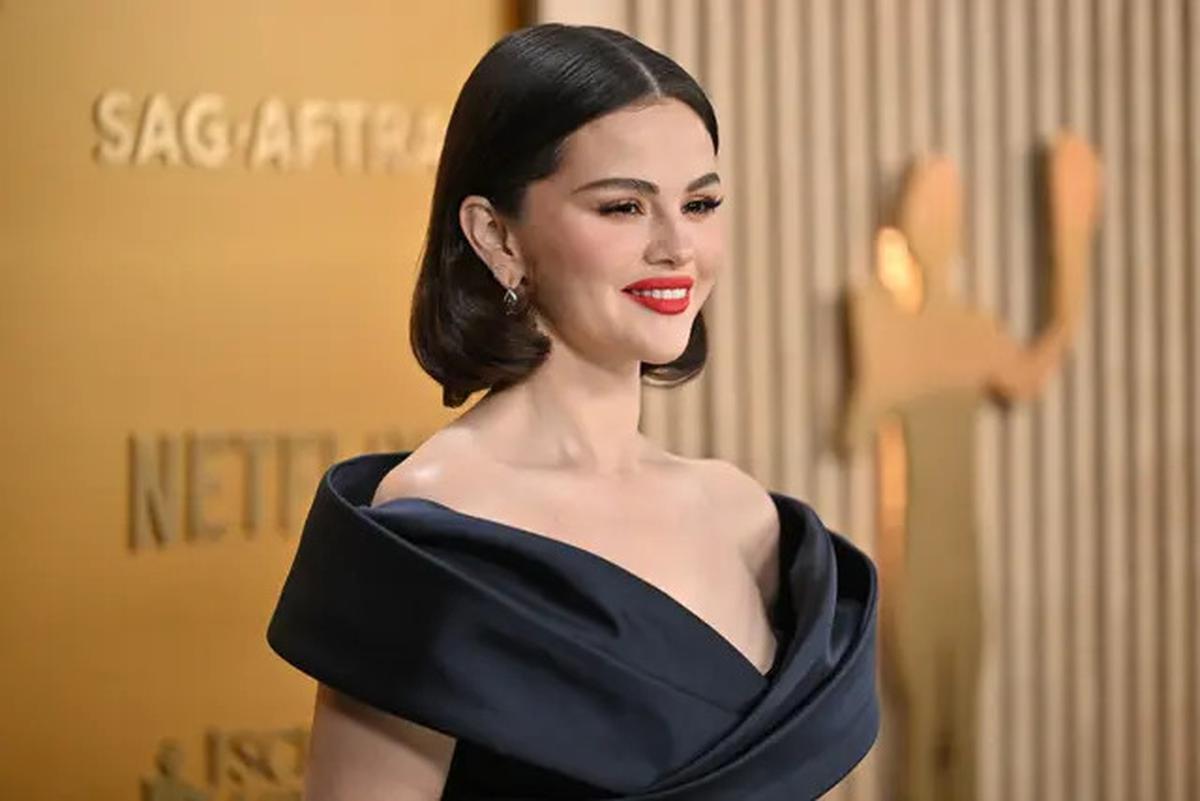 Potret Selena Gomez Tampil Bergincu Merah di SAG Awards 2025, Dinilai Persis Snow White