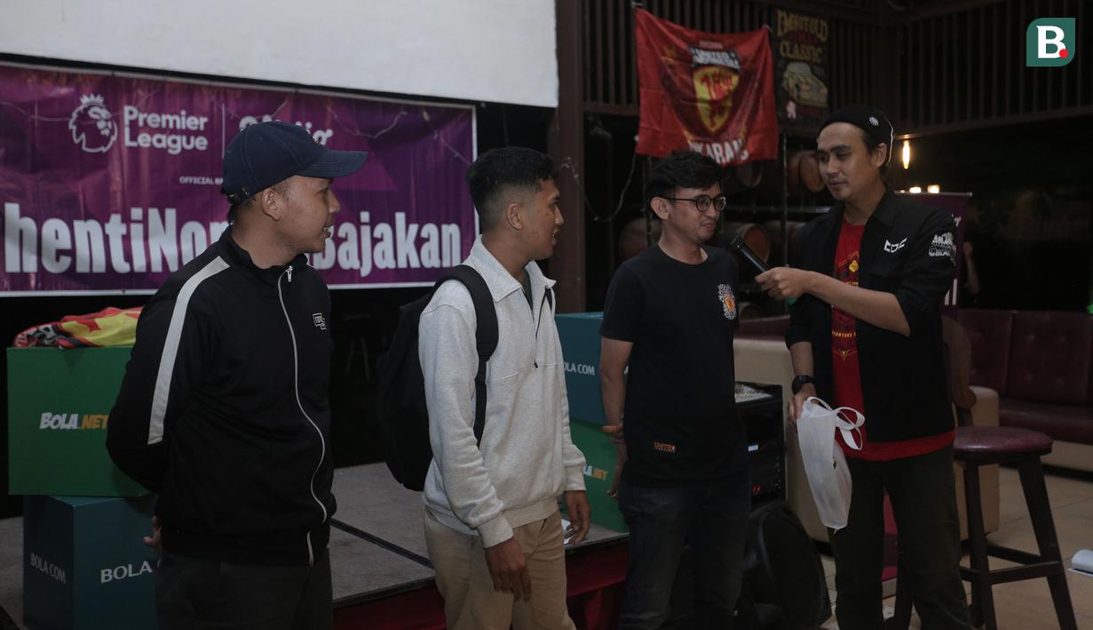 Tiga orang peserta saat mengikuti kuis yang dipandu MC dalam acara Roaring Night Liga Inggris 2023/2024 antara Manchester United (MU) melawan Everton di Bunker Terrace Cafe di Java Palace Hotel Jababeka, Cikarang, Sabtu (9/3/2024) malam WIB. (Bola.com/Pradipta Rama Baskara)