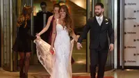 Bintang sepak bola, Lionel Messi berjalan di karpet merah bersama istrinya Antonella Roccuzzo di Rosario, provinsi Santa Fe, Argentina (30/6). Acara ini dihadiri banyak pesepakbola dan selebriti termasuk penyanyi pop Shakira. (AFP Photo/Eitan Abramovich)