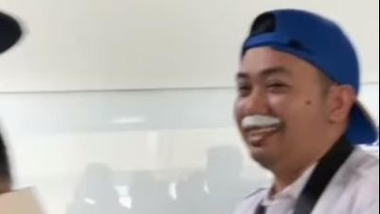 Setelah bertemu Bupati Dhitto Pramana, publik akan bertemu dengan sosok coplayer Menteri Basuki. Seperti video-videonya yang beredar, karyawan ini menyamar sebagai Pak Basuki yang 'berprofesi' sebagai fotografer.