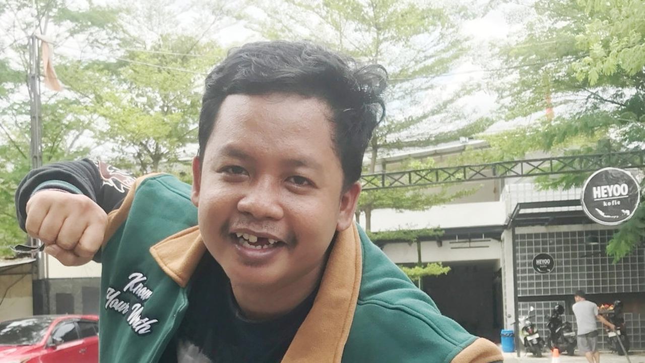 Pandangan Dustin Tiffani