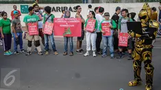Seorang mengenakan cosplay menggelar aksi Tolak Reklamasi Pesisir saat Car Free Day (CFD) di kawasan Bundaran HI, Jakarta, Minggu (16/10). Mereka menyerukan stop reklamasi pesisir karena merusak lingkungan. (Liputan6.com/Faizal Fanani)