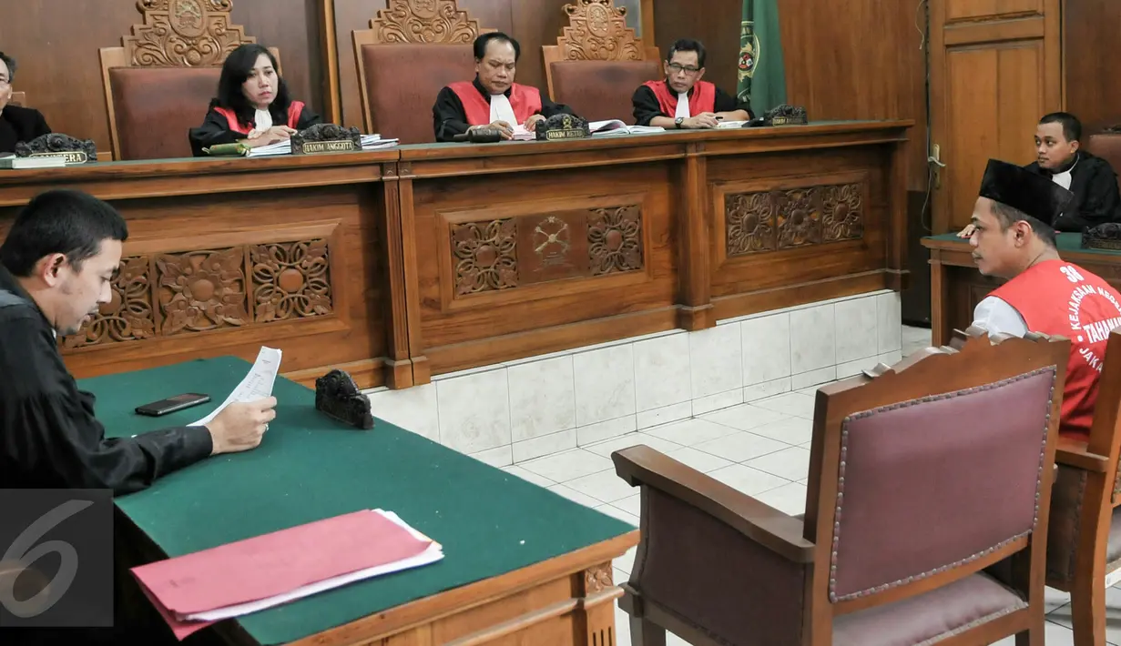 Terdakwa Feriyanto saat mendengarkan tuntutan Jaksa Penuntut Umum (JPU) di PN Jakarta Selatan, (23/6). JPU menilai Feriyanto telah melakukan provokasi sopir taksi se-Jabodetabek via media sosial. (Liputan6.com/Yoppy Renato)