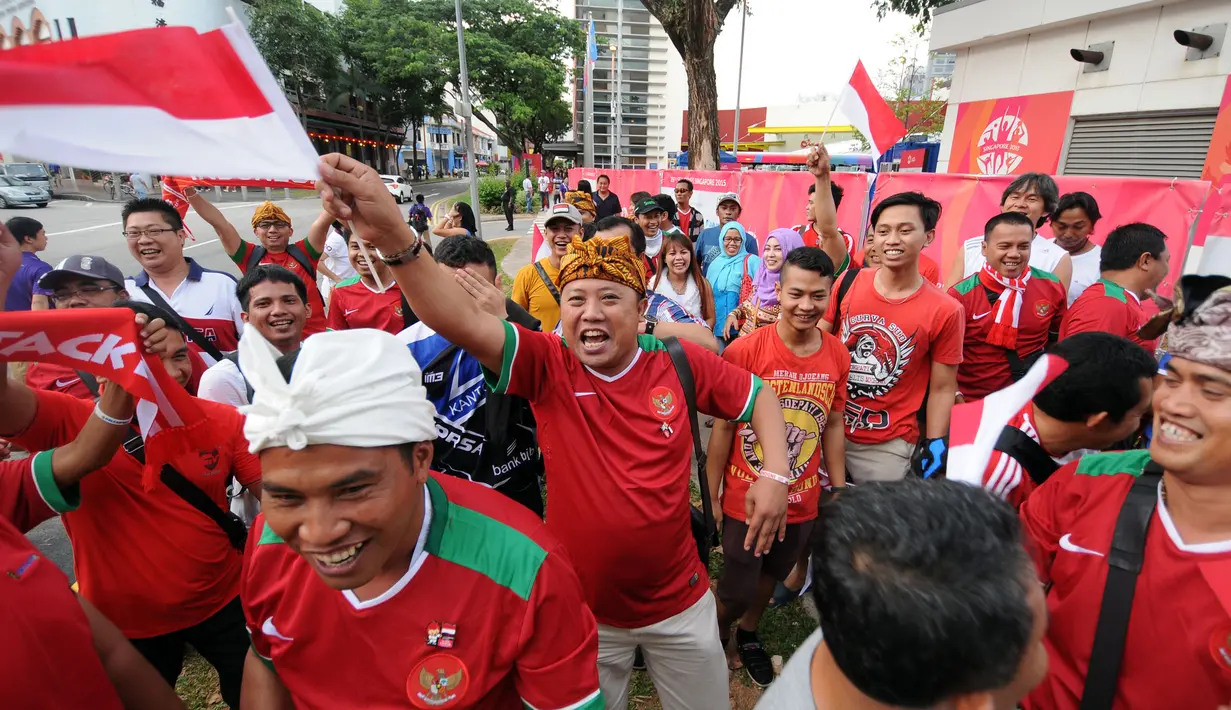Ratusan suporter mendatangi Stadion Jalan Besar, Singapura untuk menyaksikan laga timnas Indonesia U-23 melawan Kamboja, Sabtu (6/6/2015). Suporter mengibarkan bendera Merah Putih di sisi Stadion Jalan Besar, Singapura. (Liputan6.com/Helmi Fithriansyah)
