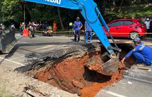Eskavator Dikerahkan Urus Lubang Besar di Jagakarsa, Ini Penampakannya