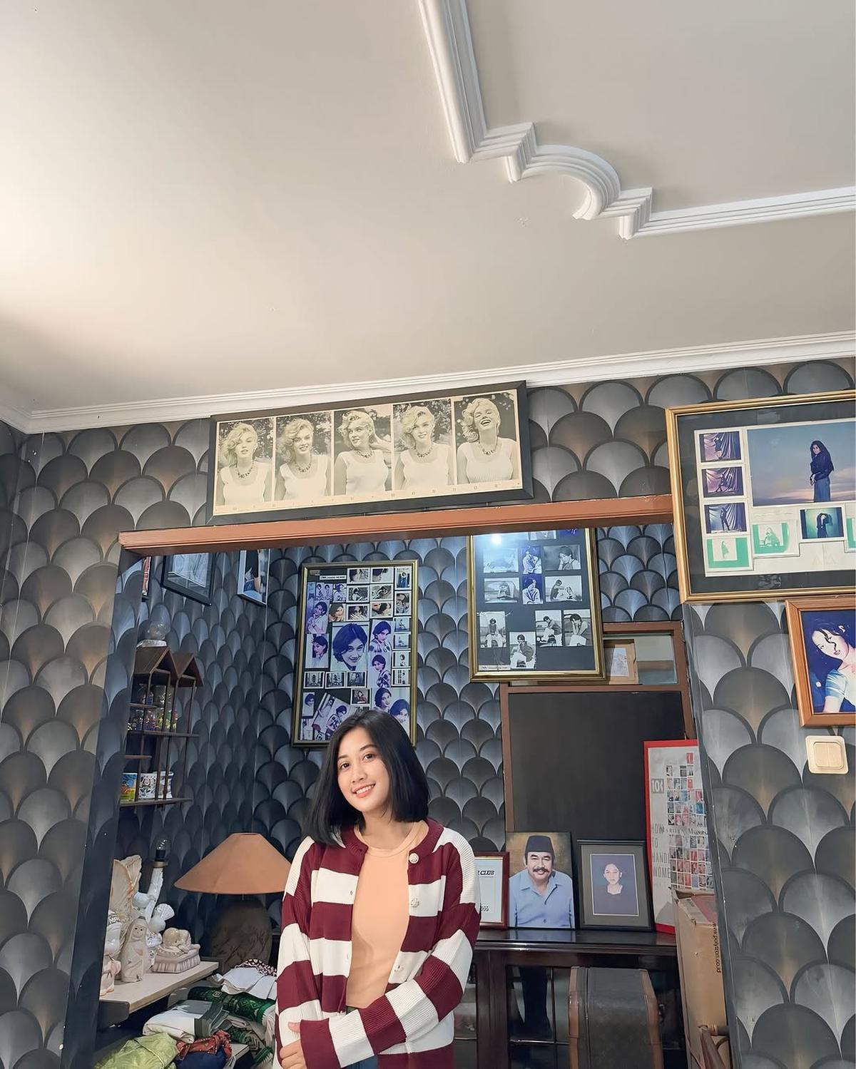 Potret Nita Gunawan Kunjungi Museum Nike Ardilla, Bikin Netizen Kaget Karena Disebut Mirip