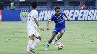 Aksi gelandang Persib Bandung, Beckham Putra mencoba melewati bek kanan PSIM Yogyakarta, Raka Cahyana dalam laga lanjutan pekan ke-31 BRI Super League 2025/2026 yang berlangsung di Stadion Gelora Bandung Lautan Api (GBLA), Senin (4/5/2026). (Dok. Persib)