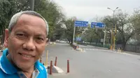 Prof Tjandra Yoga Aditama berswafoto sambil memerlihatkan kondisi jalanan di India yang sepi karena lockdown. Lockdown mampu menurunkan kasus COVID-19 di India. (Sumber foto: pribadi)