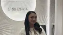 Selalu tampil playfull dan chic, Naura ayu terlihat dinamis dan memikat dengan mini dress yang dilengkapi cape bermaterial senada. / Foto dok: Fimela.