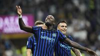 Pemain Inter Milan, Marcus Thuram (kiri), merayakan gol keempat timnya bersama Lautaro Martinez dalam laga Serie A Italia melawan Torino di Stadion San Siro, Milan, Selasa (26 Agustus 2025). (AP Photo/Luca Bruno)