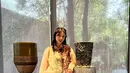 Laura Basuki tampak mengaggumi salah satu karya kolaborasi BIYAN dan GAYA Ceramic. Berawal dari material yang tertinggal, porselen yang tidak berakhir sesuai rencana, kain yang tak pernah menjadi bagian dari busana akhir. / Foto dok: Fimela.