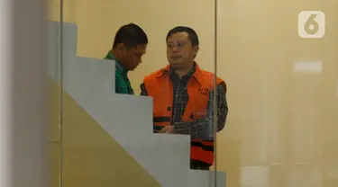 Staf Sekjen PDIP Hasto Kristiyanto, Saeful Bahri (kanan) tiba di Gedung KPK, Jakarta, Jumat (14/2/2020). Saeful Bahri diperiksa sebagai tersangka terkait kasus dugaan penerimaan hadiah atau janji penetapan anggota DPR Terpilih 2019-2024. (merdeka.com/Dwi Narwoko)