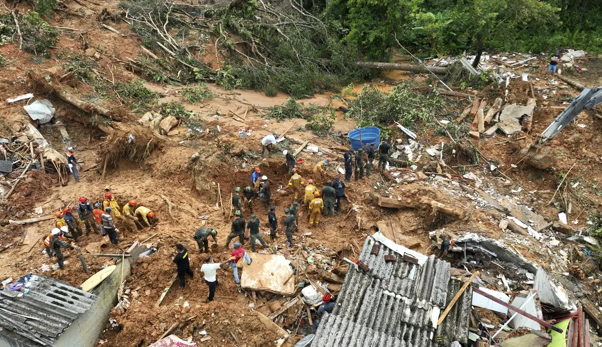 Petugas penyelamat mencari mayat setelah tanah longsor yang dipicu oleh hujan lebat di dekat pantai Barra do Sahy di kota pesisir Sao Sebastiao, Brasil, Rabu, 22 Februari 2023. Bencana banjir dan tanah longsor menyebabkan sedikitnya 48 orang tewas. (AP Photo/Andre Penner)