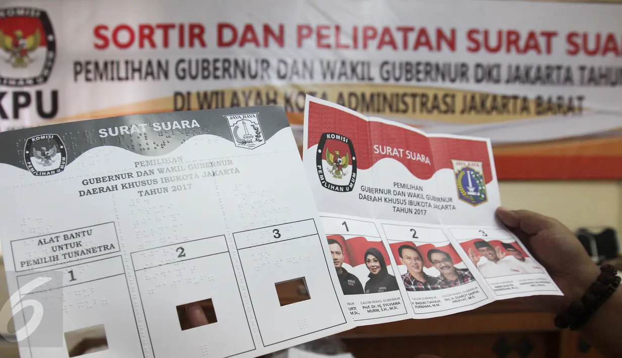 Alat bantu untuk pemilih tunanetra dengan huruf braile di Kantor KPU, Kebon Jeruk, Jakarta, Kamis (2/2). KPU Kota Jakarta Barat distribusikan 2000 lebih alat bantu bagi pemilih tunanetra dengan huruf braile di TPS Jakbar. (Liputan6.com/Yoppy Renato)